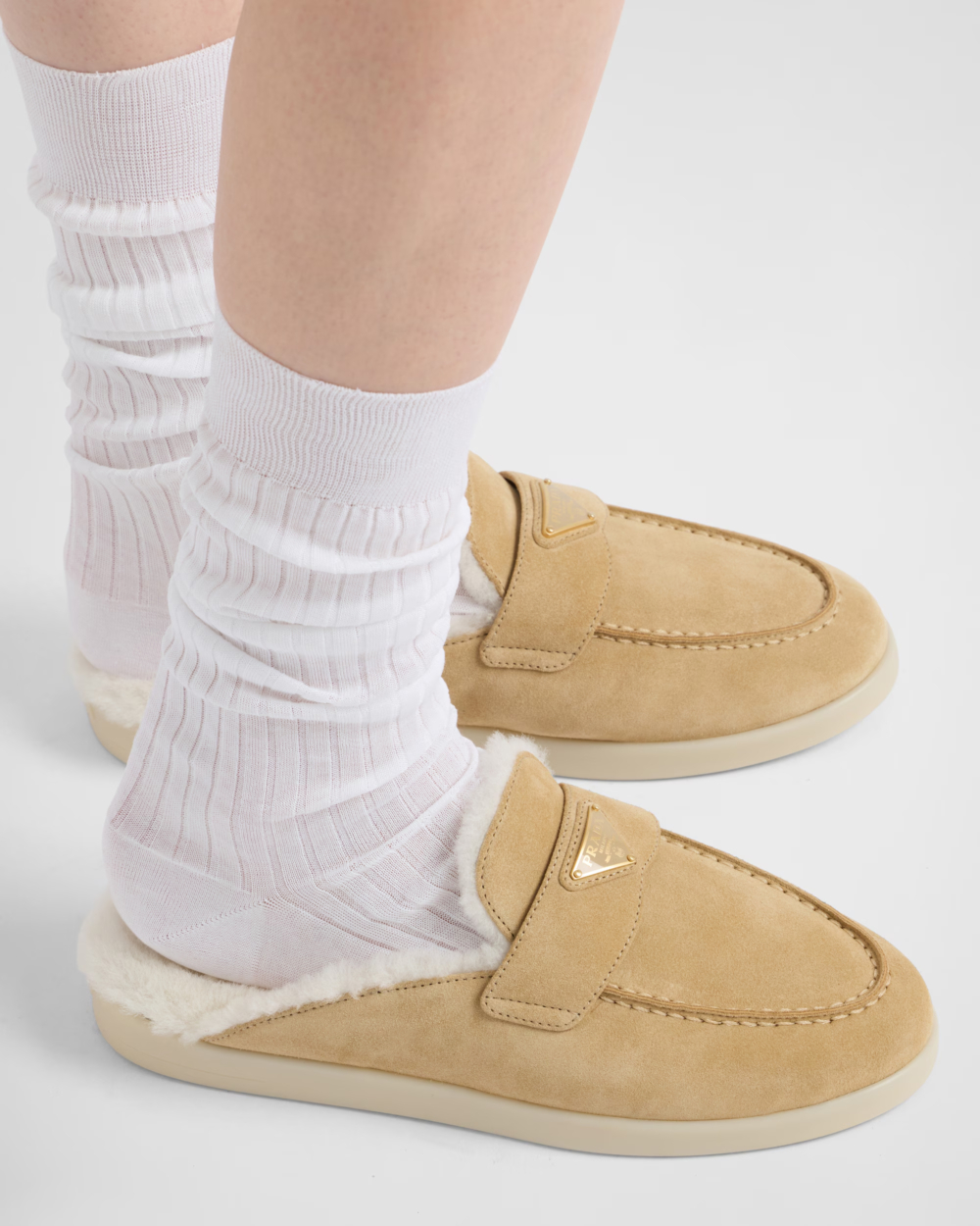 柔軟的羊毛襯裡給予舒適腳感