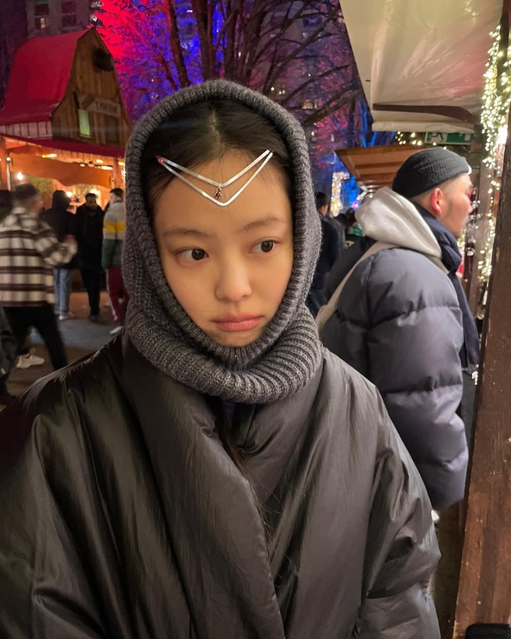 搭配時可以選擇同色系的服裝