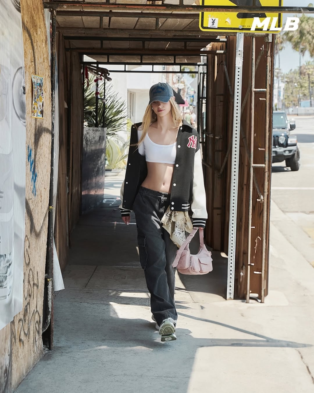 休閒運動風的棒球夾克若不想穿得厚重，不如選擇搭配短版上衣