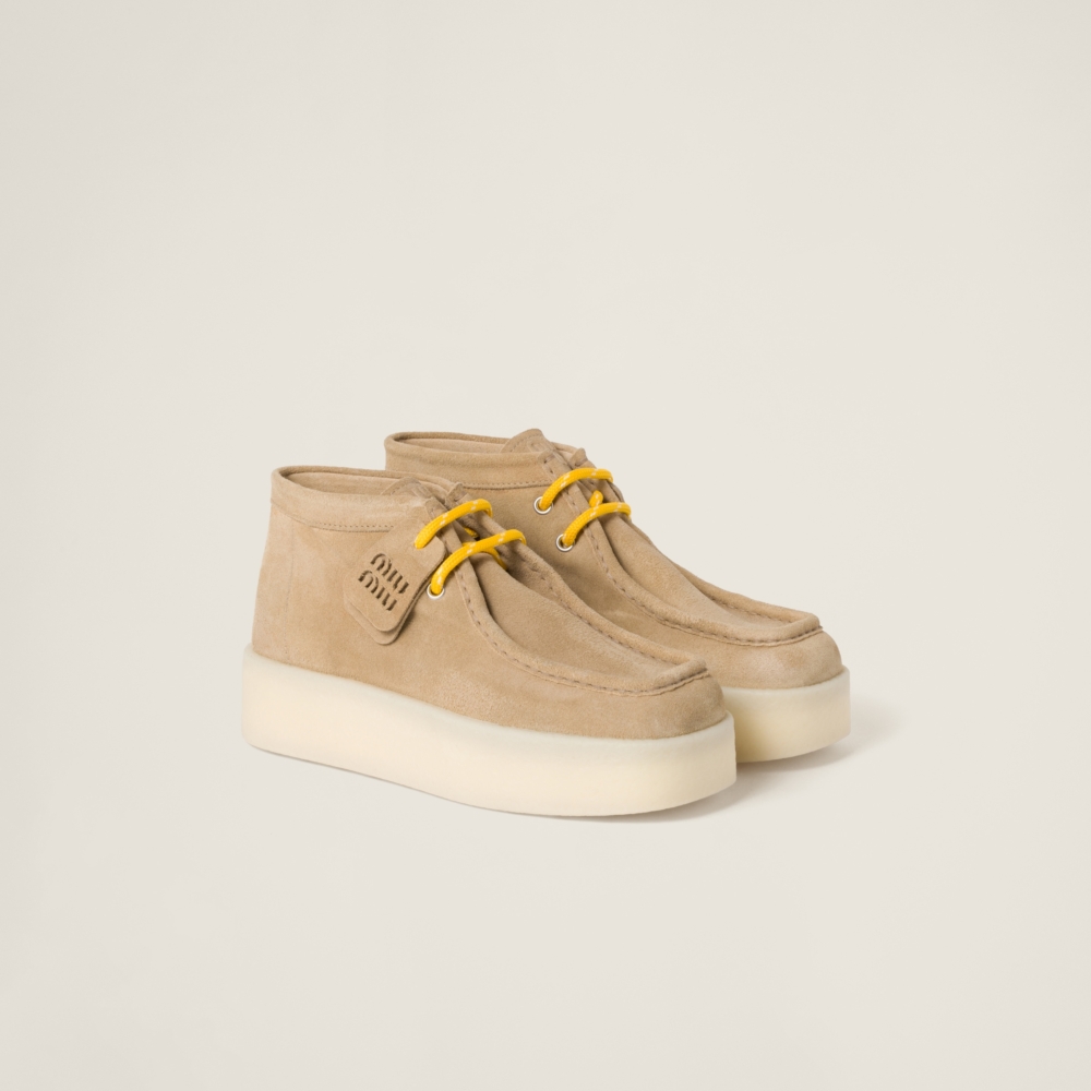 今年秋冬Miu Miu也推出第一雙袋鼠鞋