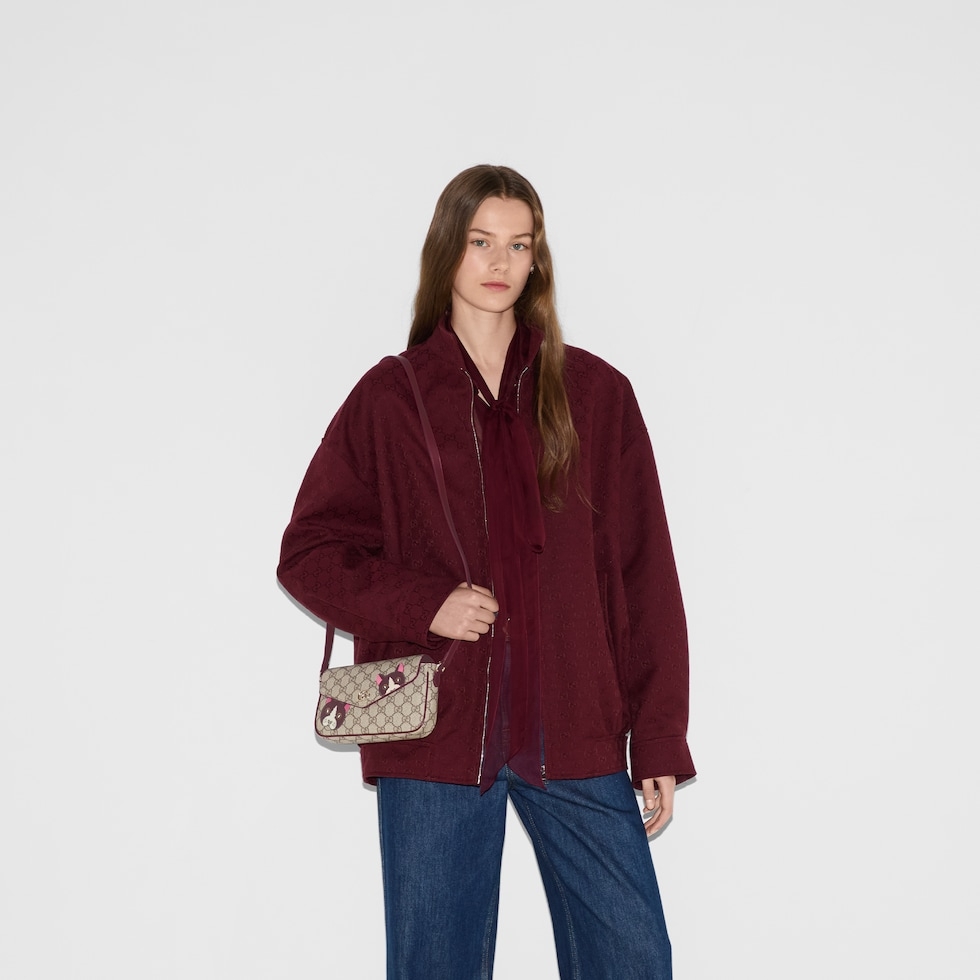 全新GG Monogram塗層布料製作的小型配飾上。