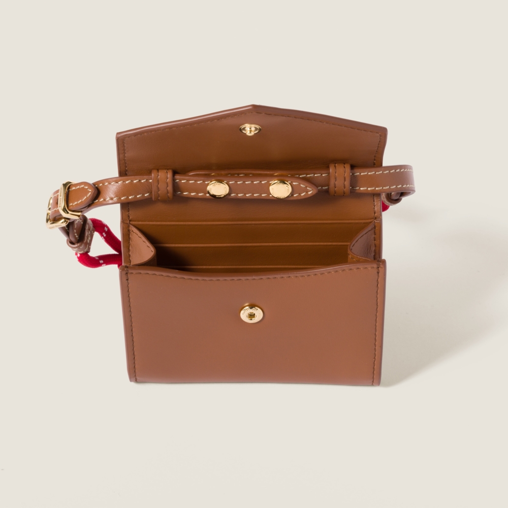 配有四個卡夾層。