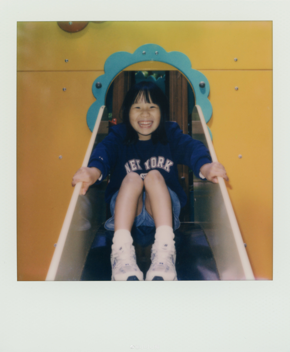 為了讓女兒多一些練習的機會，爸爸鼓勵她走出家門，嘗試幫陌生人拍照