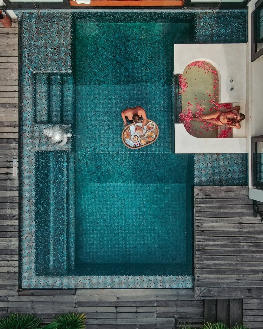 在私人泳池中享受漂浮餐點