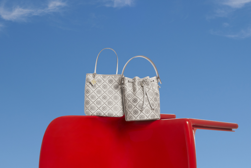TORY BURCH 2025閃耀蛇年特別系列_(由左至右) T Monogram 綴飾迷你托特包、T Monogram 綴飾迷你水桶包