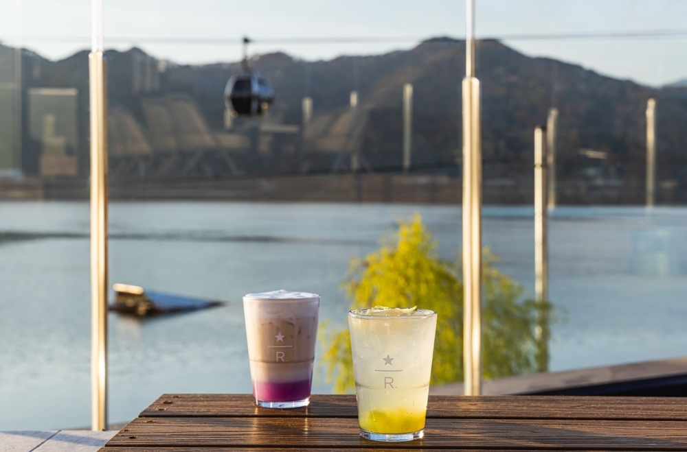 白天時能將衣岩湖和三嶽山壯麗景色盡收眼底