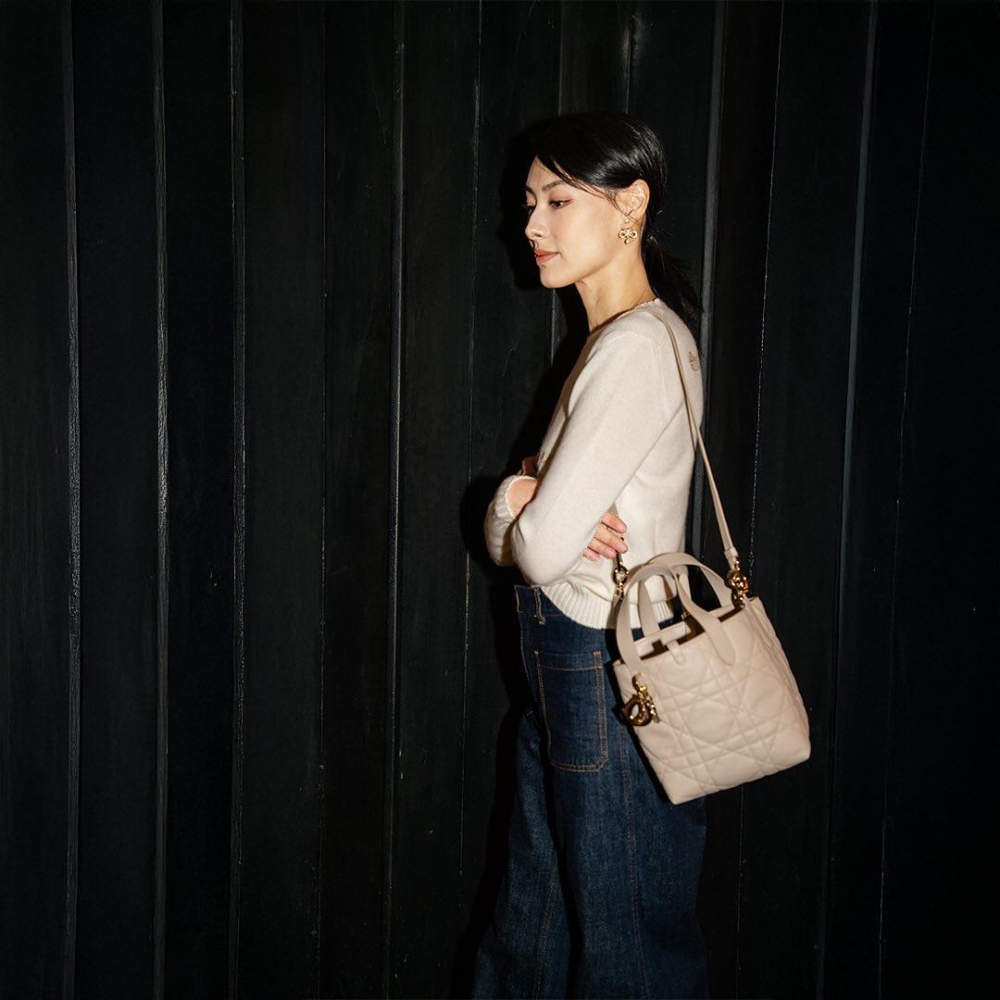 梁洛施背上Dior Toujours籐格紋皮革直式Tote Bag