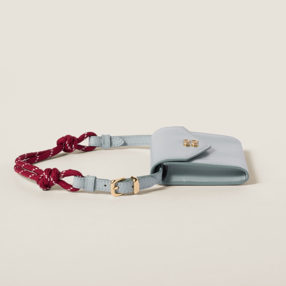 可調式的尼龍帶和金屬標誌刻字。