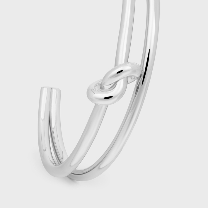 簡約的輪廓設計搭配鐫刻Celine標誌。