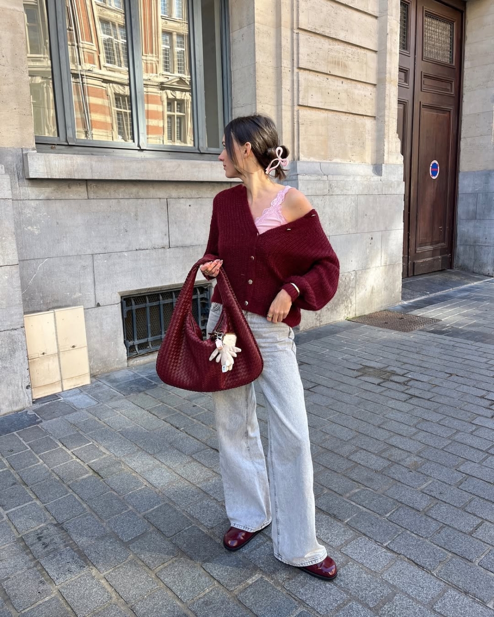 配件以酒紅色為主打造整體感