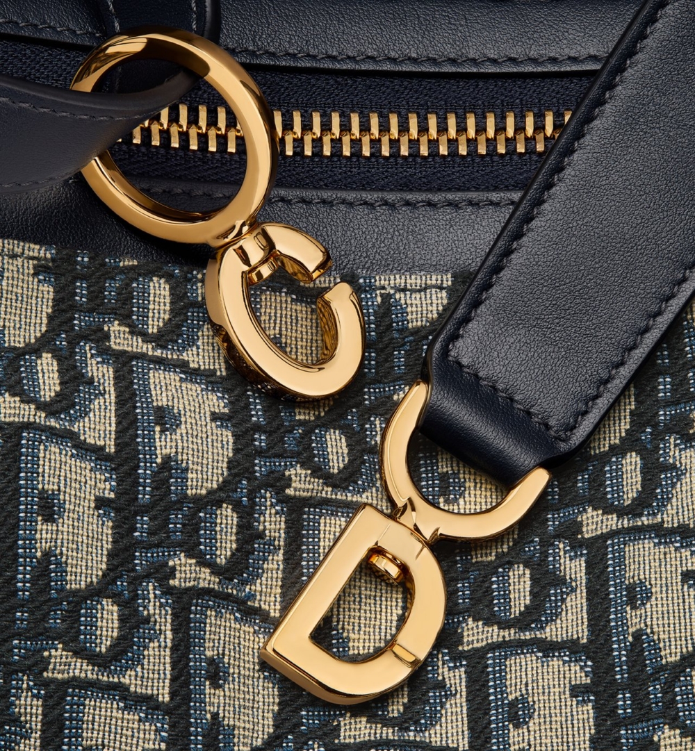 綴以品牌經典元素。