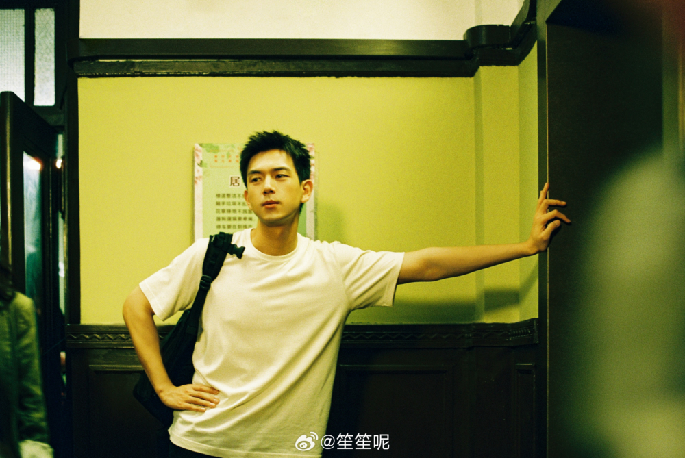 李現在笙笙的鏡頭下少年感十足