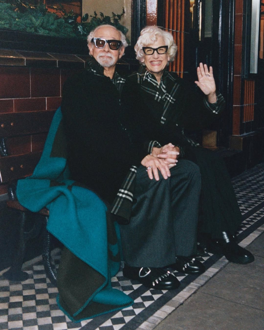 一條溫暖的格紋圍巾不僅保暖，還能為簡單的穿搭增加層次感