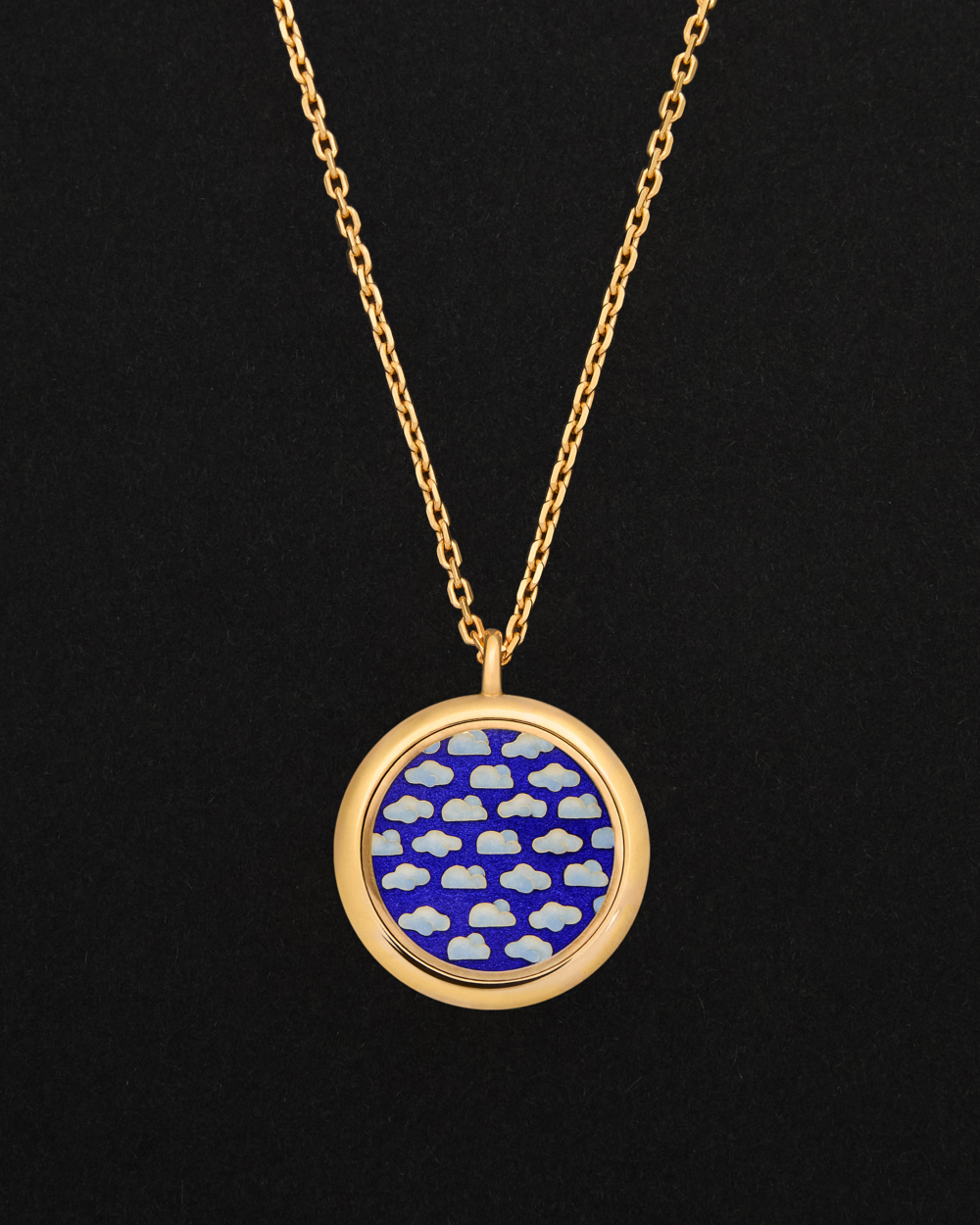 LOEWE推出特別版農曆新年系列祥雲金鏈景泰藍吊墜