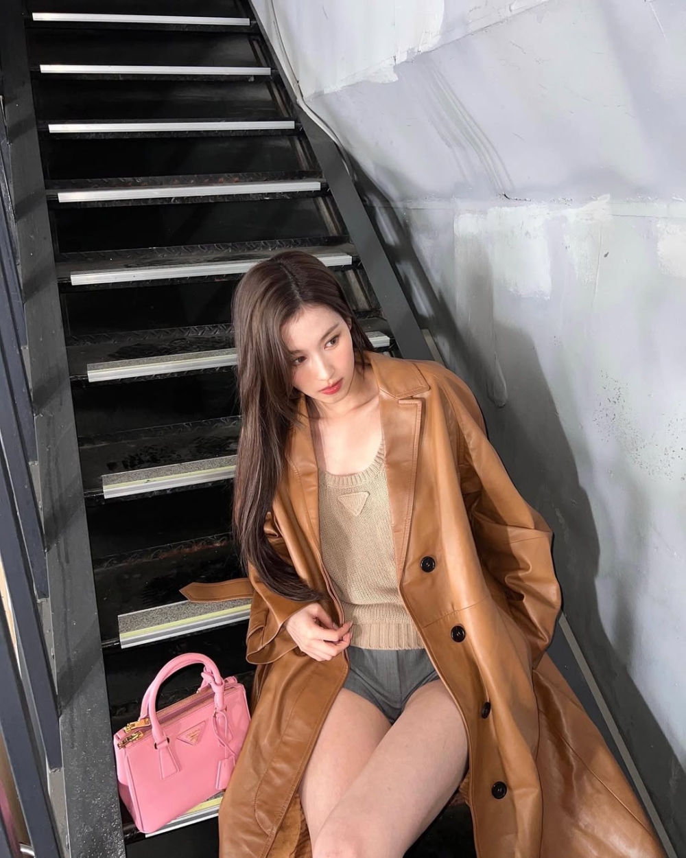 羊年的本命色黃色可以選擇駝色大衣或奶油黃針織衫