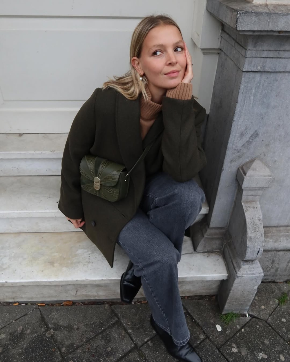 選擇鬆身剪裁的衣物時，要注意材質和細節