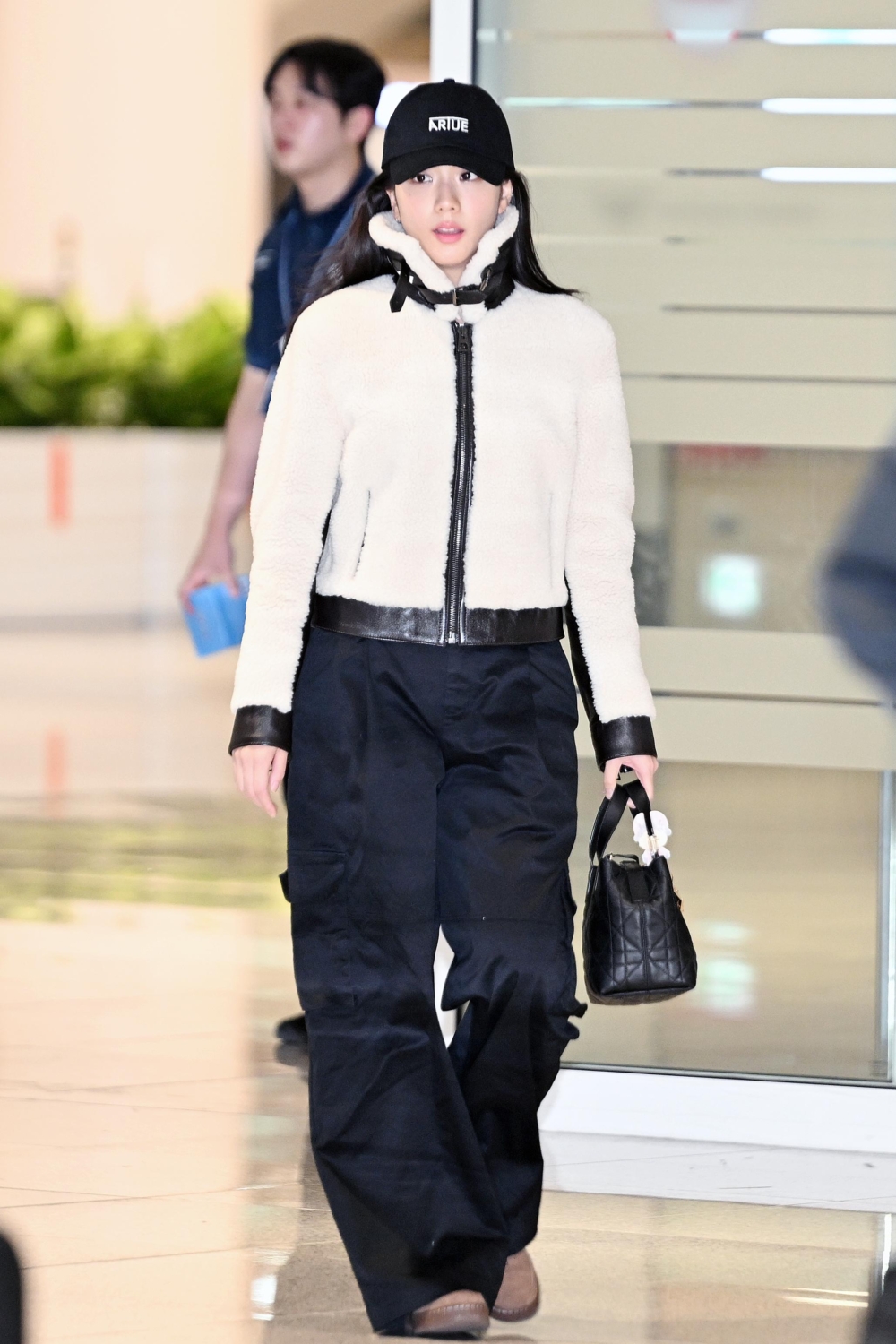 Dior品牌大使Jisoo背上Dior Toujours黑色籐格紋皮革直式Tote Bag