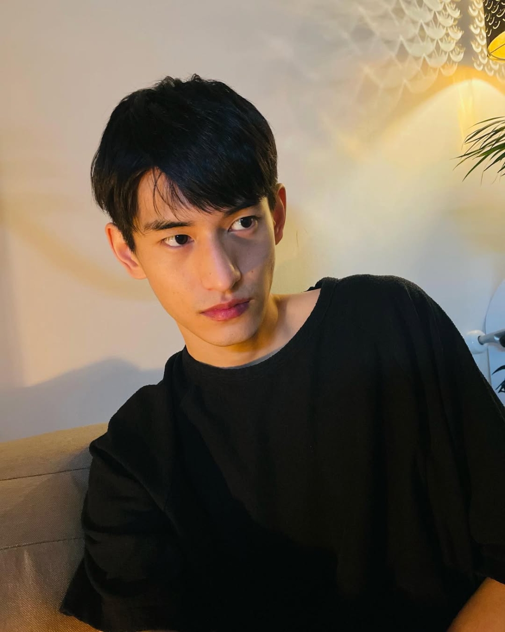 模特兒出身的金泰煥有著187公分的高挑身材