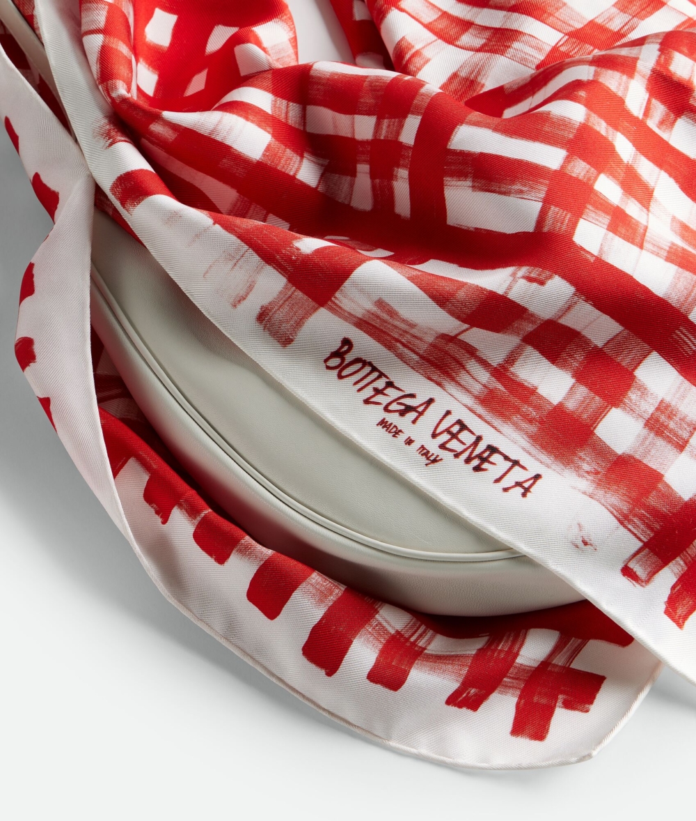 材質選用小羊皮並且配有拉鍊開合。