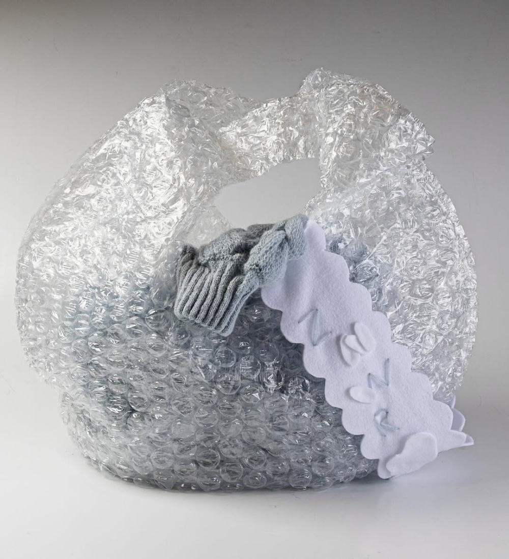 ZNWR也推出Bubble紙手袋，全透明的外觀讓內裡裝的東西一覽無遺