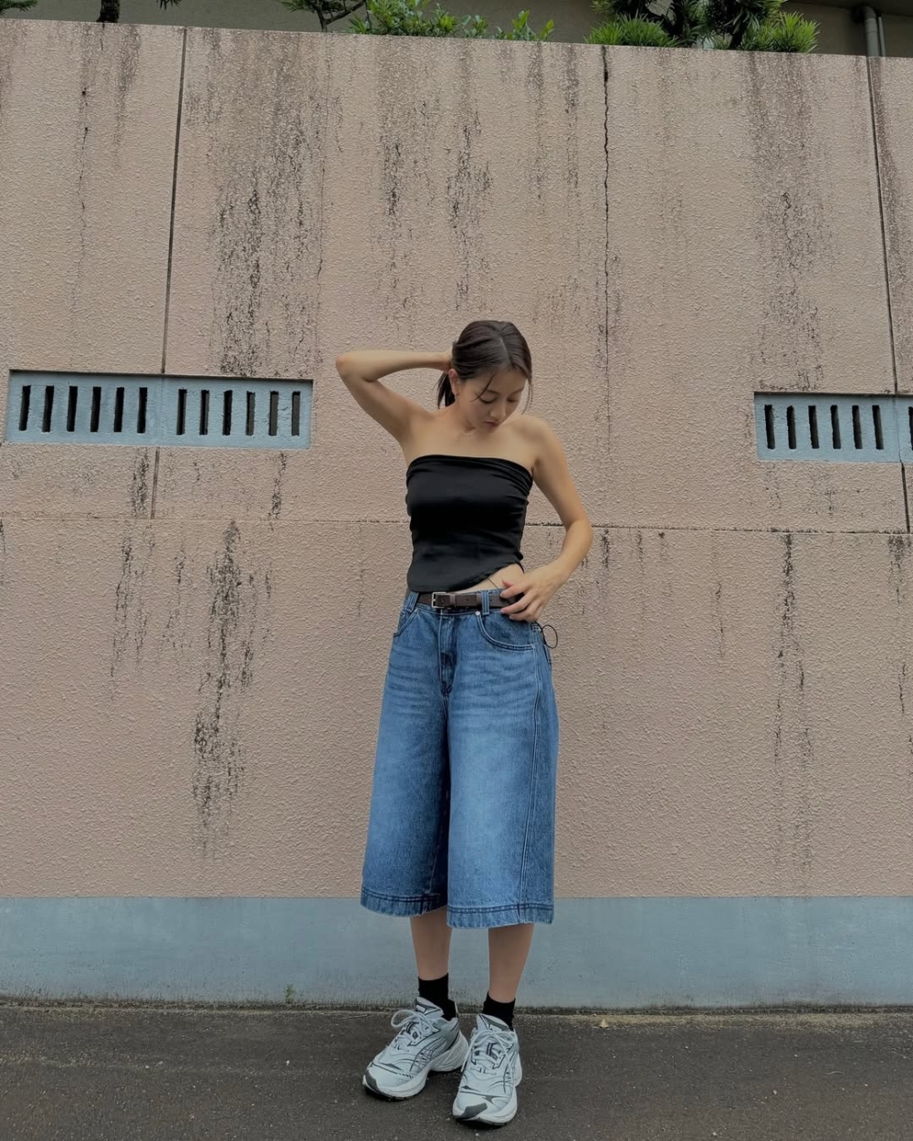 豬年的本命色藍色與黑色適合選擇經典單品，例如藍色牛仔褲搭配黑色上衣