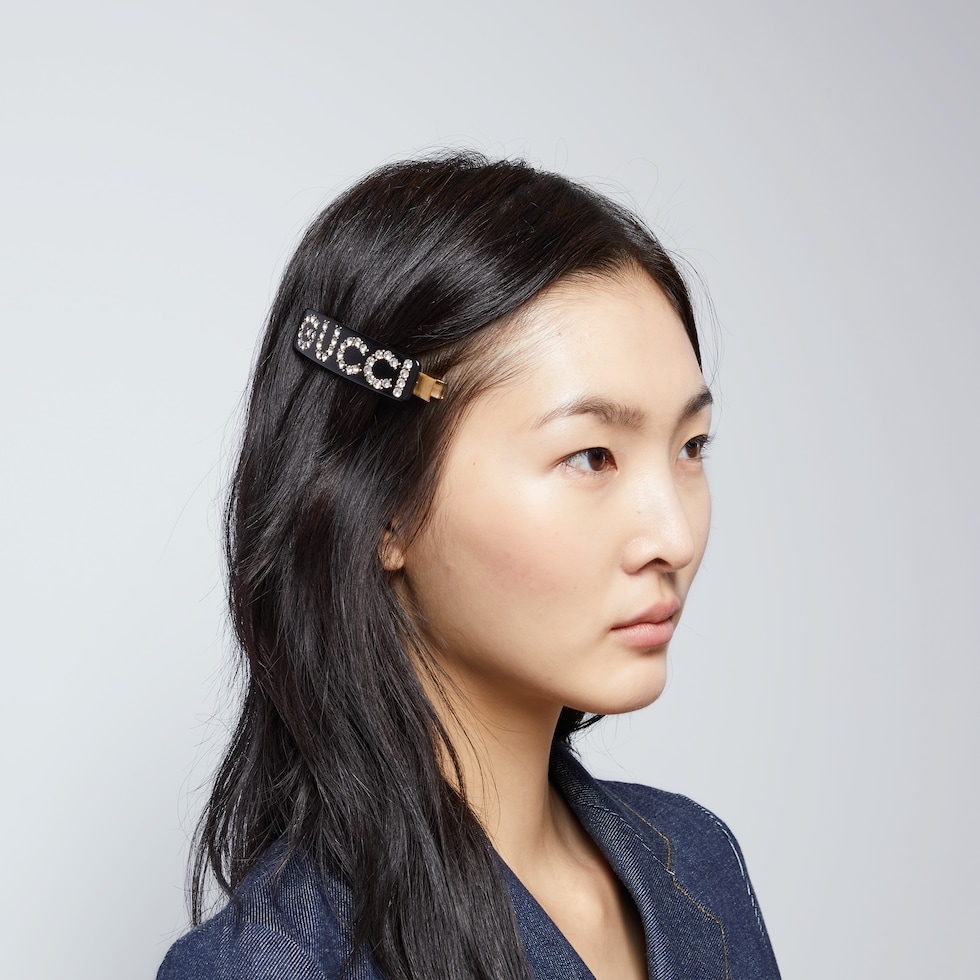模特兒演繹Crystal Gucci single hair clip。