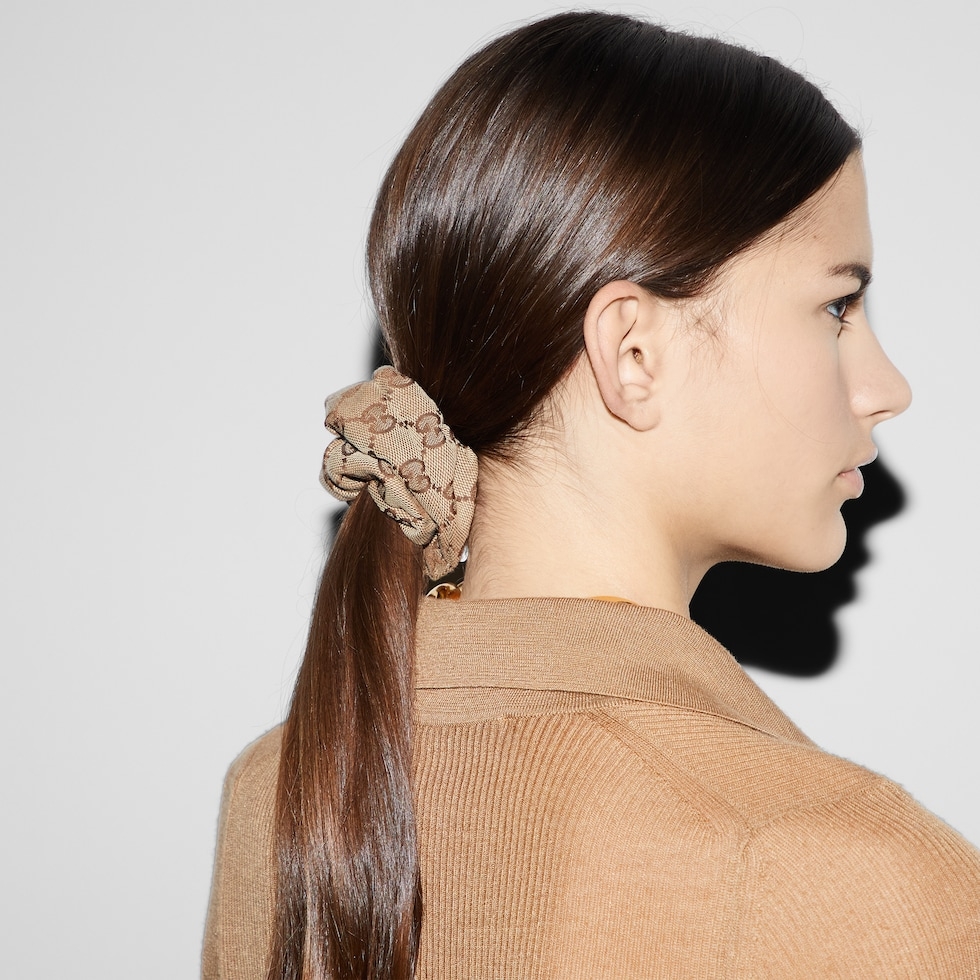 模特兒演繹GG canvas scrunchie。