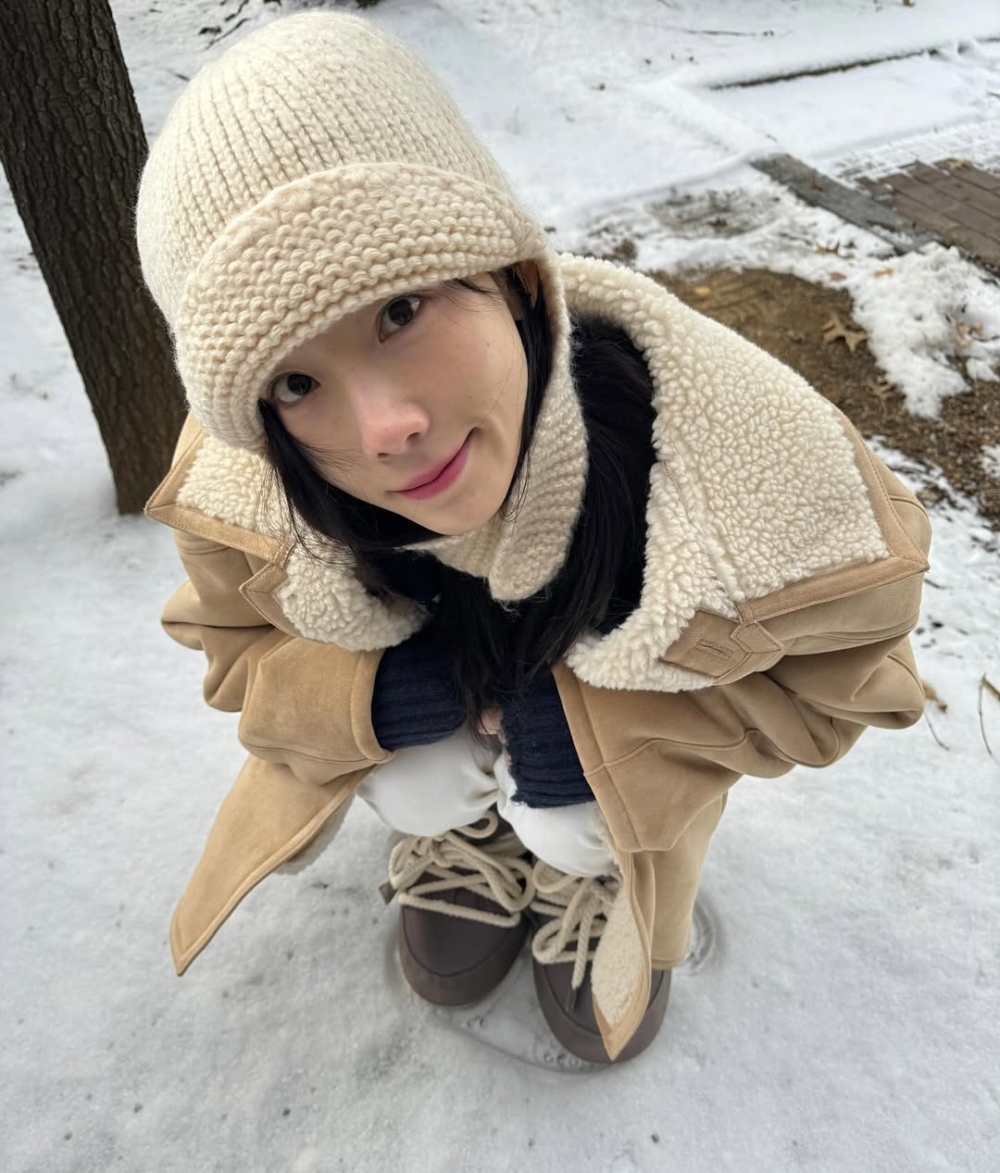 龍年的朋友可選擇卡其色風衣或黃色針織衫作為穿搭主角