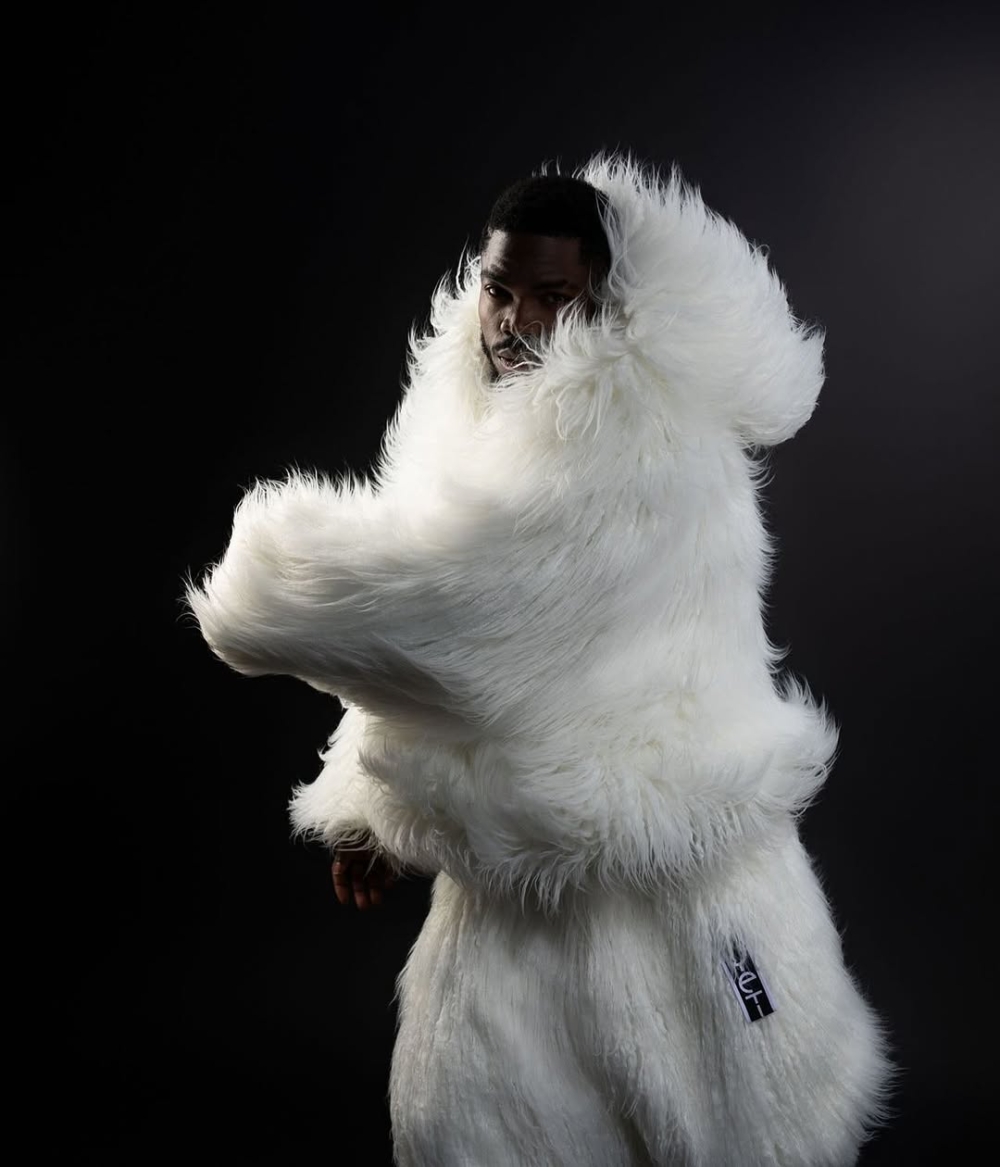 全身毛毛套裝展現浮誇魅力