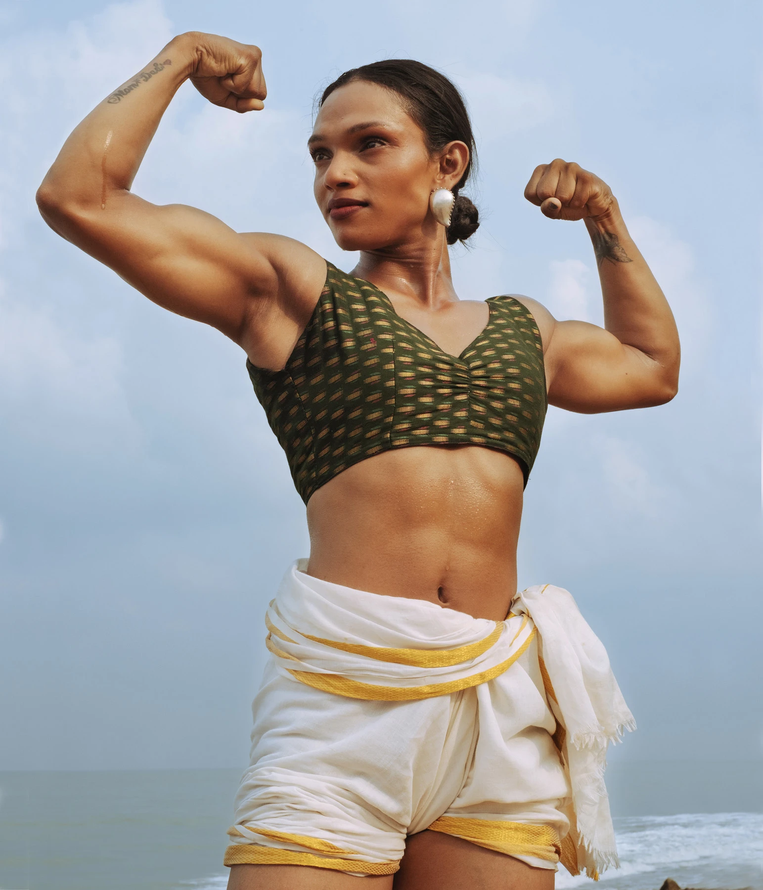 她透過鏡頭捕捉到的,不僅是身體上的強壯肌肉,更是對自我價值的堅持和對傳統期望的無聲反叛