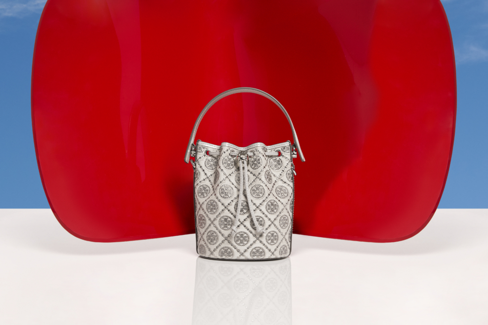 Tory Burch 2025閃耀蛇年特別系列_T Monogram 綴飾迷你水桶包 NT$20,900