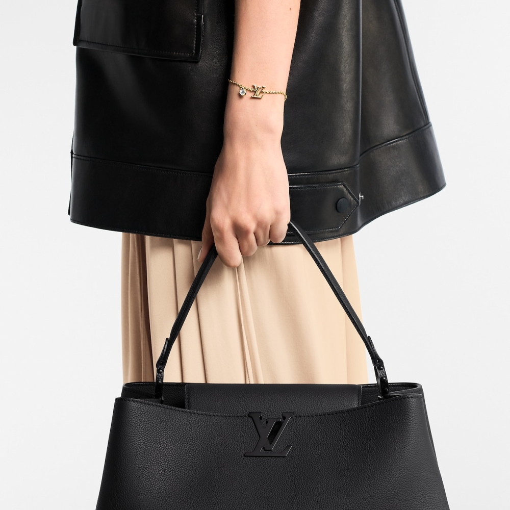 模特兒演繹LV Iconic Heart Bracelet。