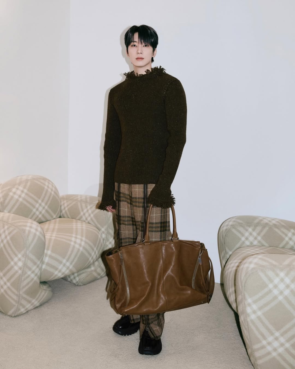 選擇呢料、燈芯絨或斜紋布料的版本，搭配皮鞋或樂福鞋，優雅又舒適