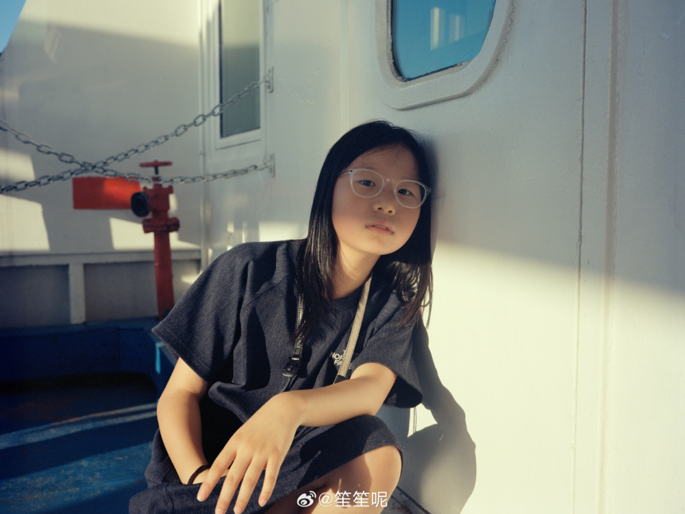 從街頭到明星，從無名到知名，她的成長速度令人驚嘆