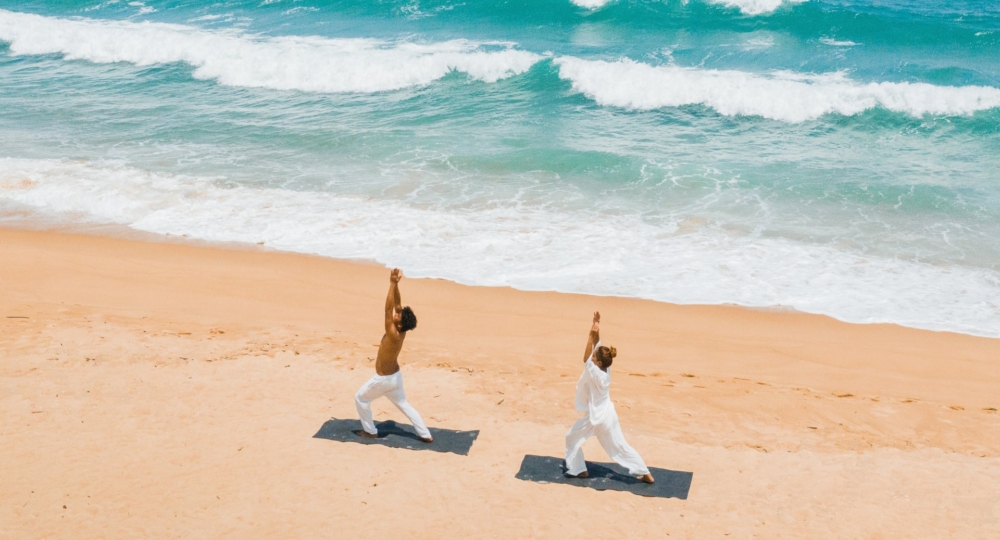 在日出或日落的海灘上，參加一場瑜伽課程