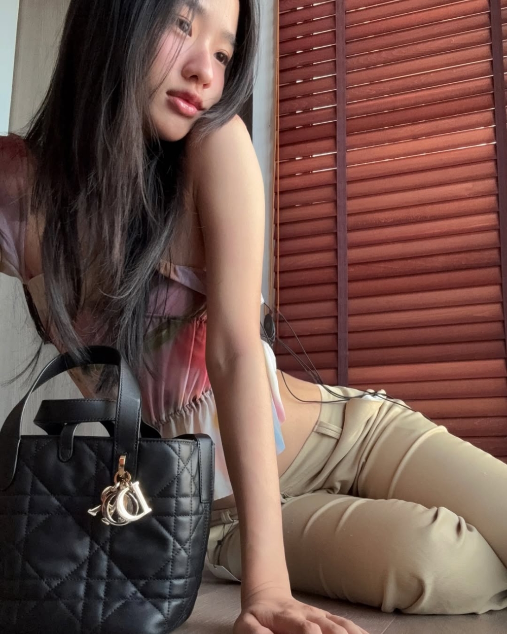 Dior品牌大使Tontawan Tantivejakul背上Dior Toujours籐格紋皮革直式Tote Bag