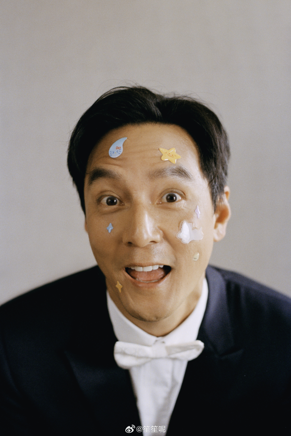 吳彥祖在鏡頭裡變得俏皮可愛