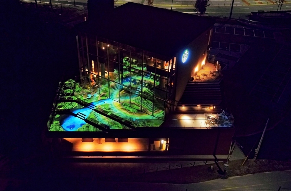 到了晚間,座位區到露天看台展示生動的媒體藝術
