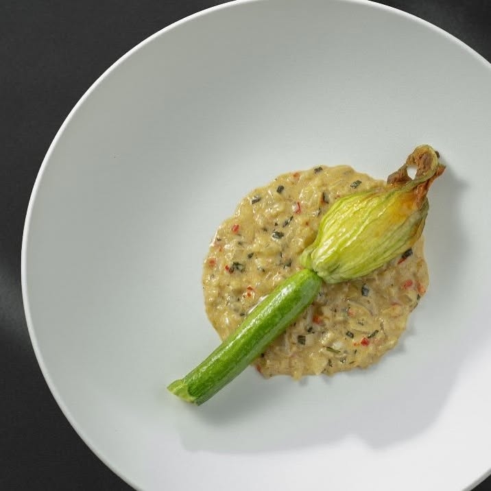 水牛芝士糯米釀意大利青瓜花配泰式咖喱汁