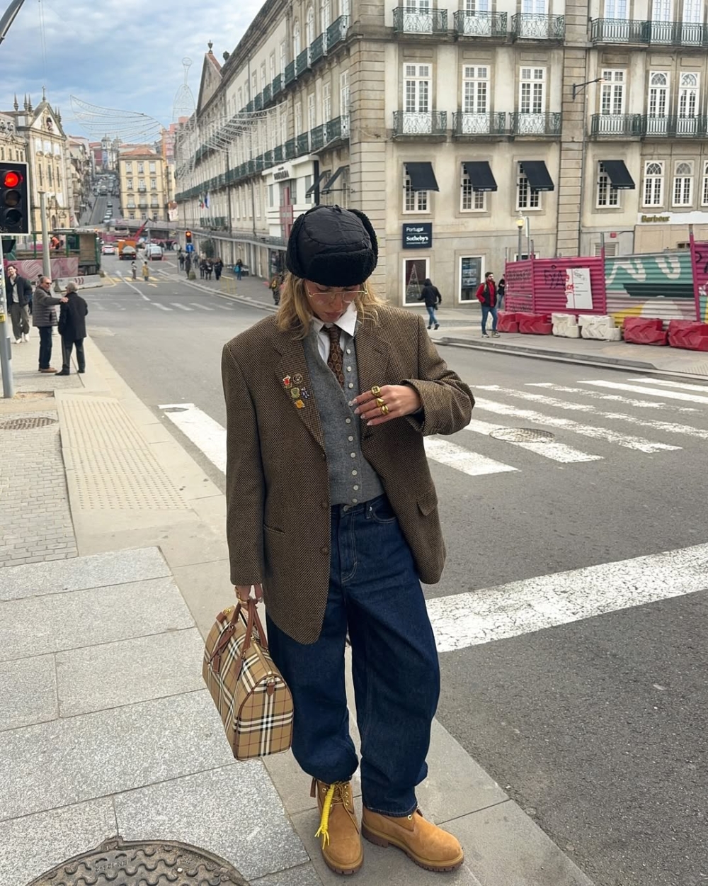 搭配白襯衫或針織衫，既正式又不失親切感