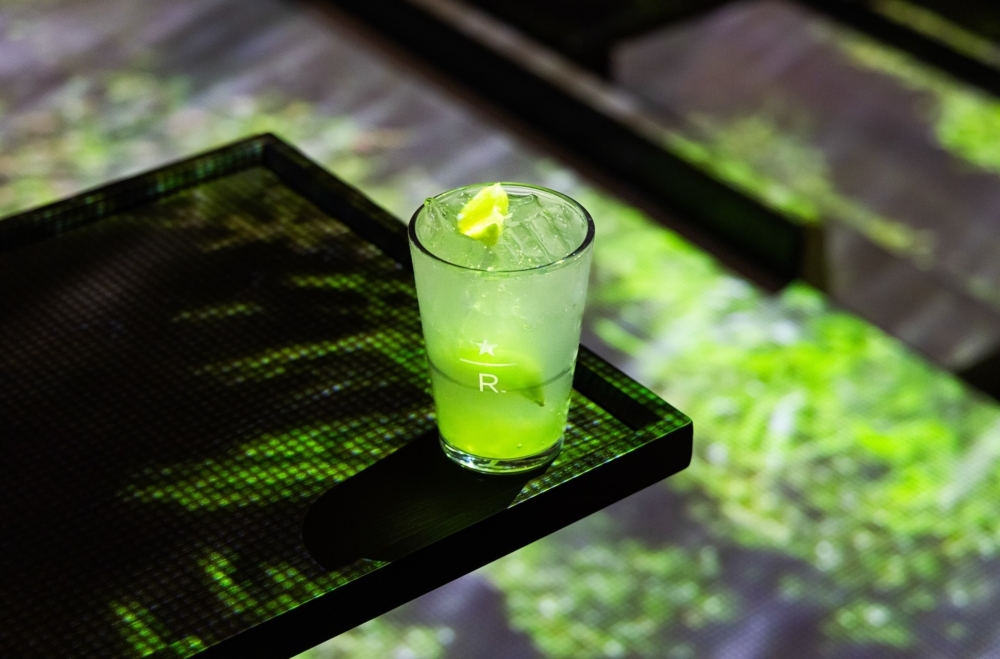 到了晚間,座位區到露天看台展示生動的媒體藝術