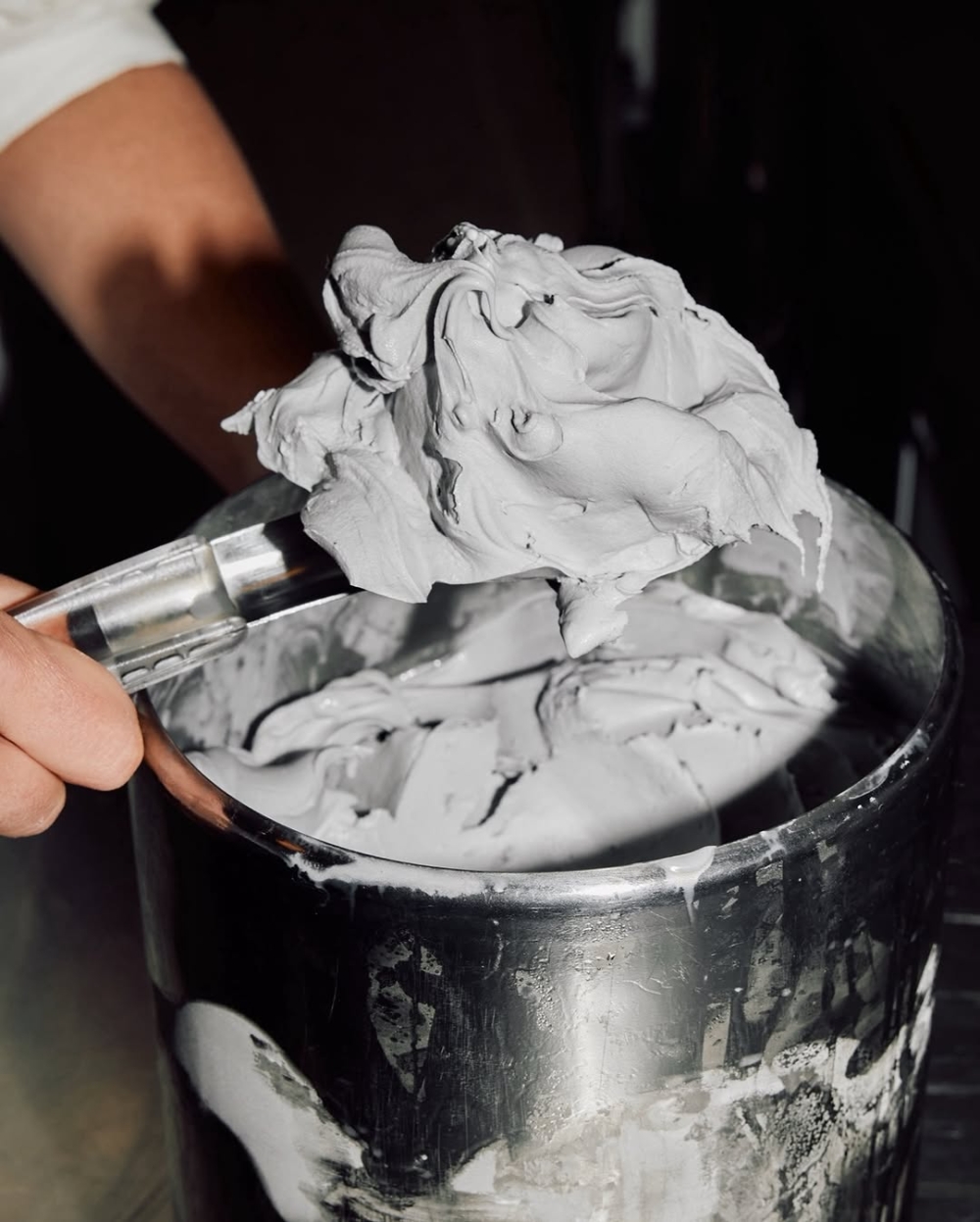 從淺灰色到幾乎黑色的冰淇淋美味藝術計劃。