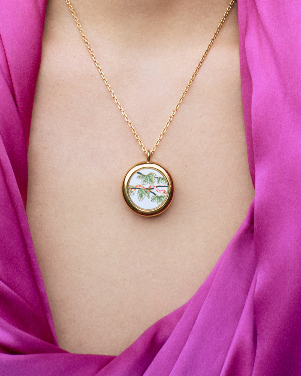 LOEWE 2025農曆新特別系列古老景泰藍掐絲琺瑯工藝吊墜蛇款