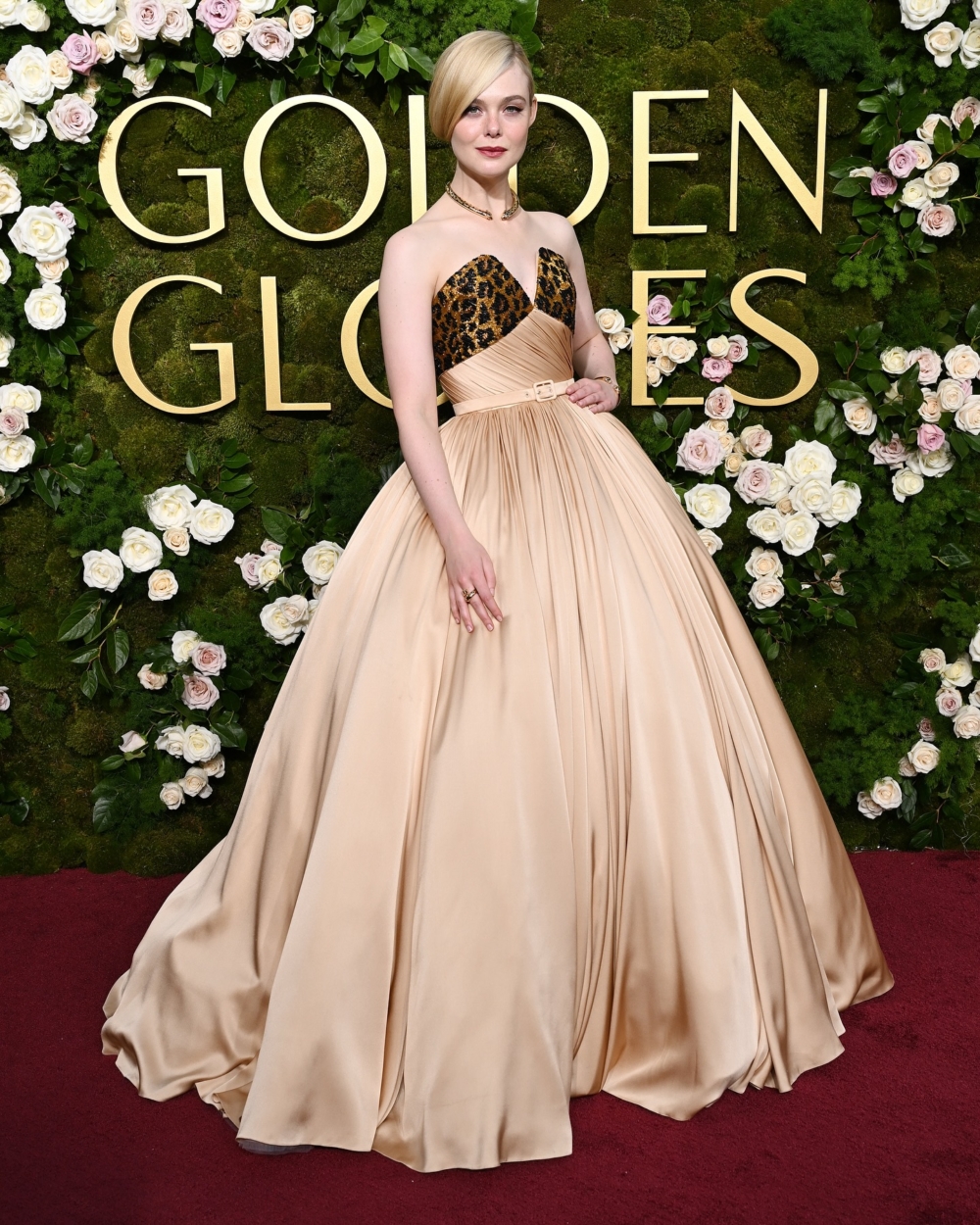 2025金球獎紅毯造型：Elle Fanning