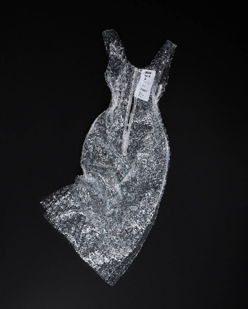 西裝外套和連身裙都以Bubble紙為主要材質