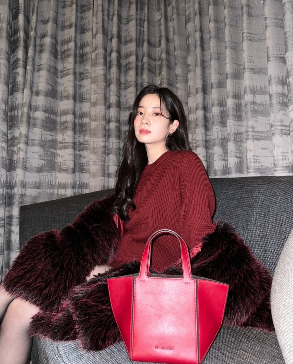 Michael Kors全球代言人多賢選用JORDI深紅色中型提包