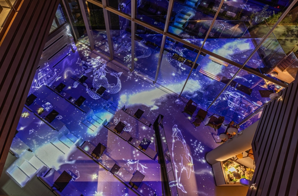 到了晚間,座位區到露天看台展示生動的媒體藝術