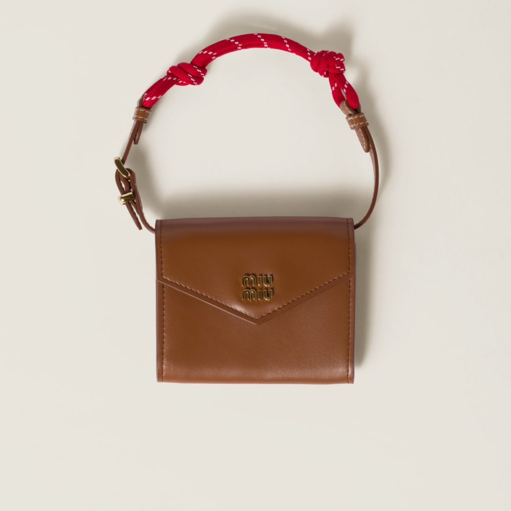 俏皮可愛的外觀，搭配可調式的肩帶。