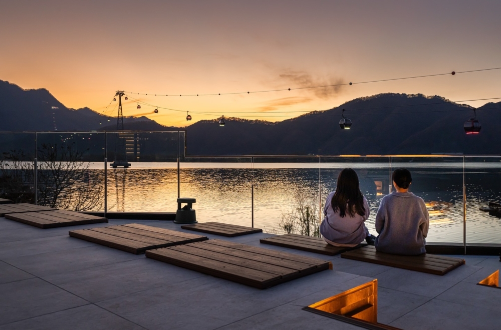 2樓至4樓設有戶外露台座位