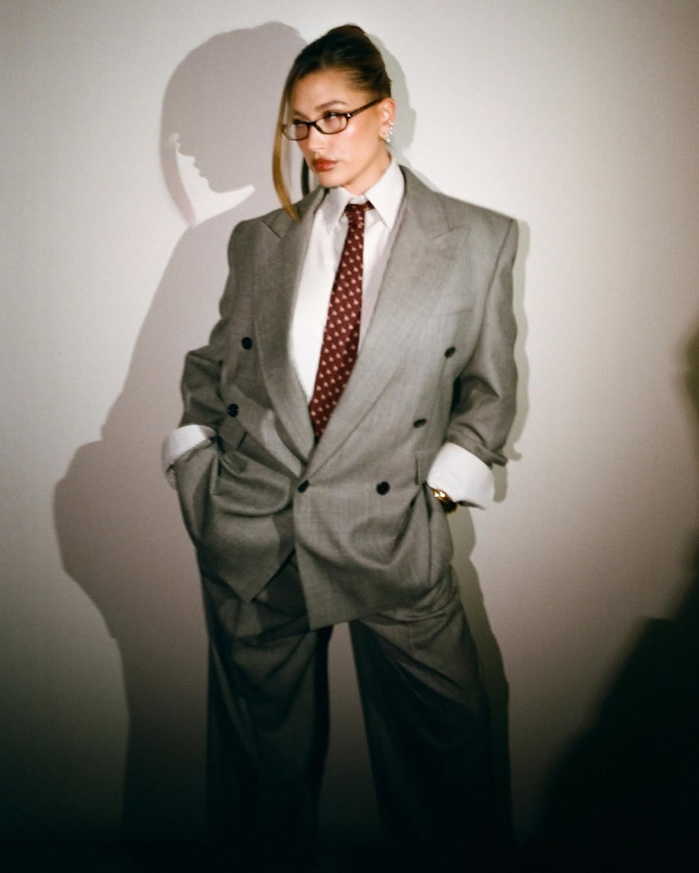 Grandpacore多以溫暖的大地色系為基調，像是卡其、深棕、灰色等